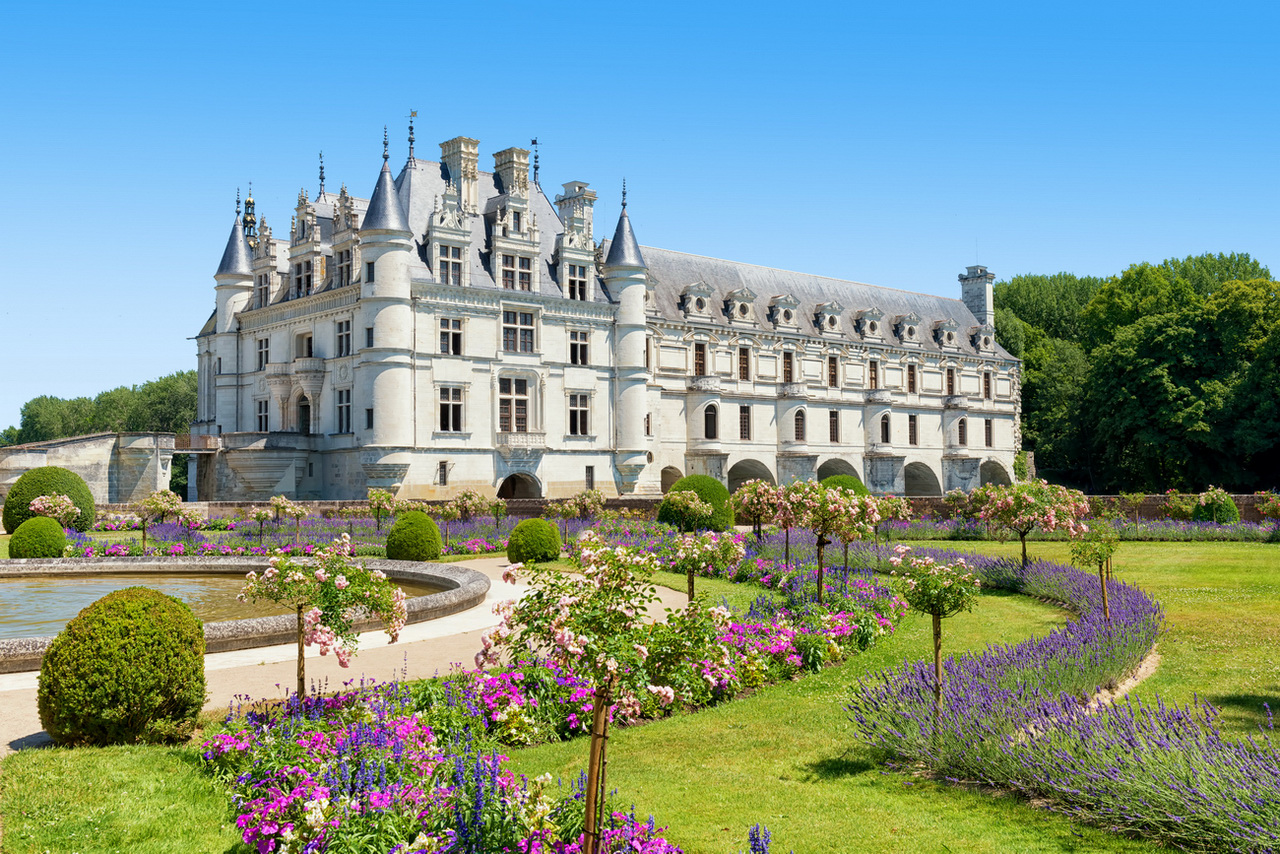 Замок Шенонсо (фр. Chateau de Chenonceau), расположен около небольшой одноимённой деревни Шенонсо во французском департаменте Эндр и Луара. Входит в число замков, обычно называемых замками Луары. Имеет «народное» название — «дамский замок». Один из наиболее любимых, известных и посещаемых замков Франции. Является частной собственностью, но открыт для посещения.