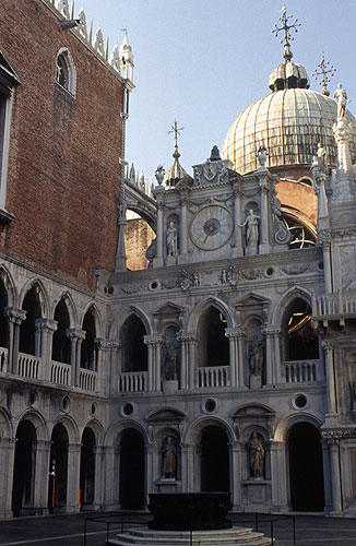 Внутренний дворик Дворца до́жей (итал. Palazzo Ducale) в Венеции, находится на площади Святого Марка рядом с одноимённым собором